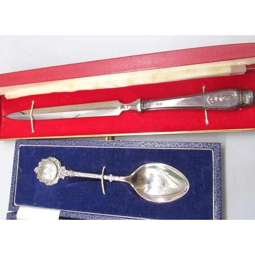 64 - ER.II hallmarked Sterling silver Silver Jubilee commemorative tea spoon by Turner & Simpson Ltd, Bir... 