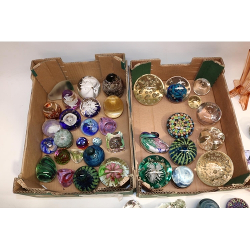 354 - Collection of paperweights incl. Ronneby owl, vases, etc. (qty.)