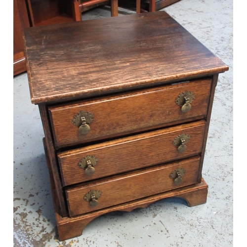 654 - Small oak chest of three drawers on bracket feet, W48cm D41cm H52cm