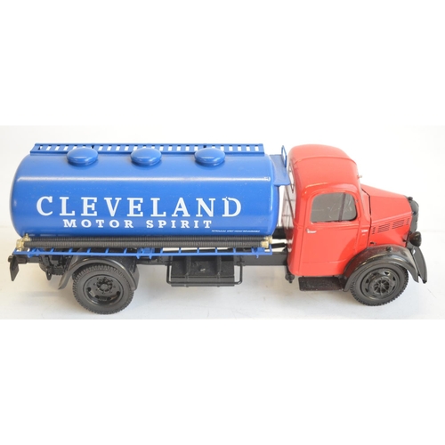 161 - Three well built plastic 1/24 scale model vehicle kits to include 2 classic Bedford trucks and an LN... 