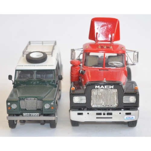 162 - Four well built plastic model kits - 1/24 scale American Mack truck cab unit and long wheel base Lan... 