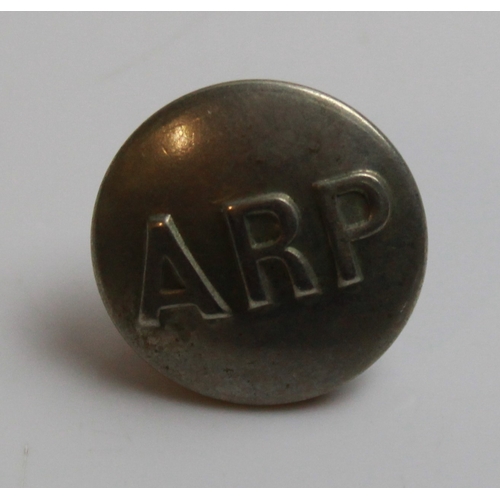 559 - Quantity of military brass buttons and pips