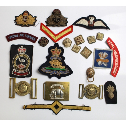 562 - Collection of cloth patches. pips and buckles,  R.A.F. Pilots Wings, S.A.S. shoulder title, Queensla... 