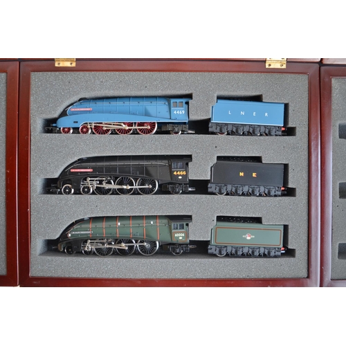 276 - Hornby OO gauge 3x Class A4 Sir Ralph Wedgwood 1939-1942 presentation set, contents in excellent con... 