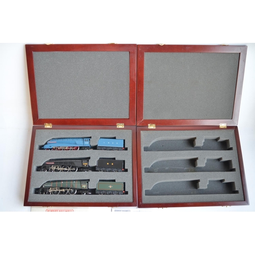 276 - Hornby OO gauge 3x Class A4 Sir Ralph Wedgwood 1939-1942 presentation set, contents in excellent con... 