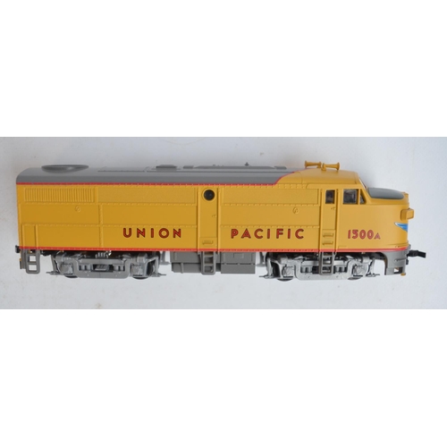 297 - Collection of mostly boxed HO gauge (1/87 scale) electric train models and coaches to include 2x Bac... 