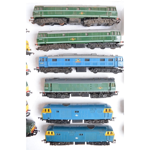 299 - Collection of previously used OO gauge electric diesel train models from include Hornby, Triang and ... 