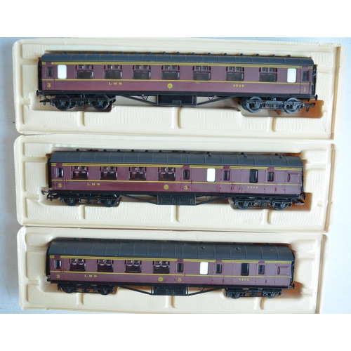 302 - Collection of boxed OO gauge railway passenger and mail coaches to include Hornby, Triang Airfix and... 