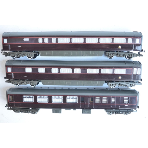 302 - Collection of boxed OO gauge railway passenger and mail coaches to include Hornby, Triang Airfix and... 