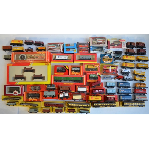 305 - Collection of boxed and unboxed OO gauge rolling stock to include Hornby R6473 Triple Mineral Wagon ... 