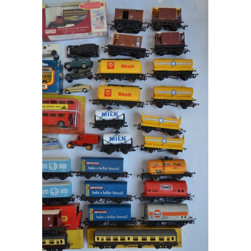 305 - Collection of boxed and unboxed OO gauge rolling stock to include Hornby R6473 Triple Mineral Wagon ... 