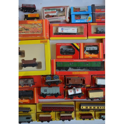 305 - Collection of boxed and unboxed OO gauge rolling stock to include Hornby R6473 Triple Mineral Wagon ... 