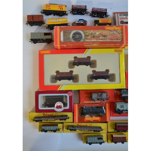 305 - Collection of boxed and unboxed OO gauge rolling stock to include Hornby R6473 Triple Mineral Wagon ... 