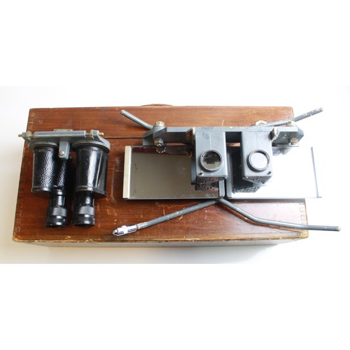 579 - British Cold War Reconnaissance Photogrammetry mirror stereoscope.  Type SV2.  Complete in original ... 