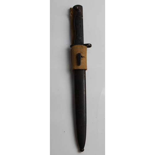 607 - Japanese Arisaka rifle bayonet with South East Asian script on the recasso. In original scabbard but... 