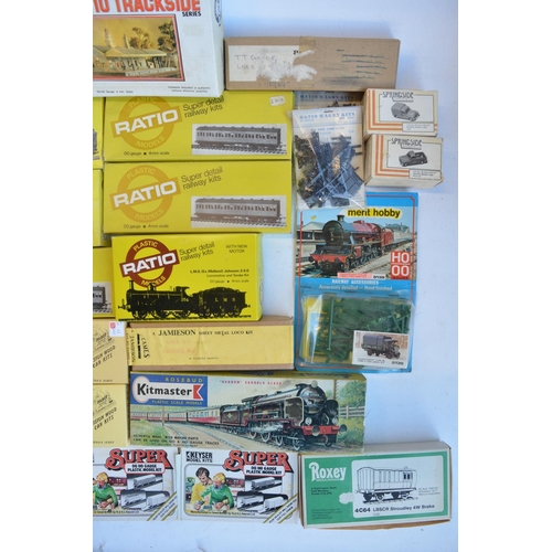 316 - Collection of mostly unbuilt OO, O and TT gauge railway related model kits, mostly plastic but also ... 