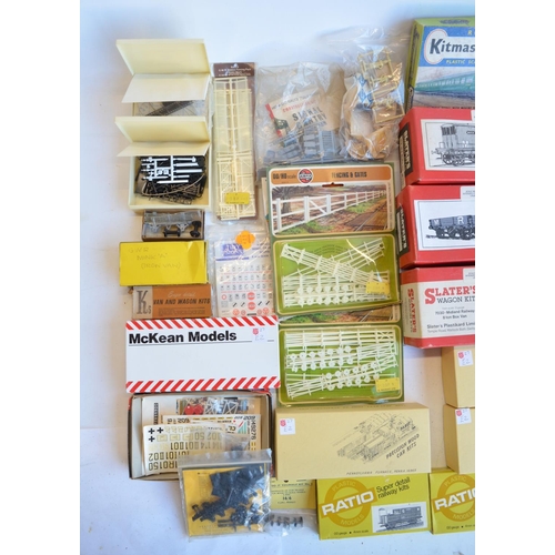 316 - Collection of mostly unbuilt OO, O and TT gauge railway related model kits, mostly plastic but also ... 