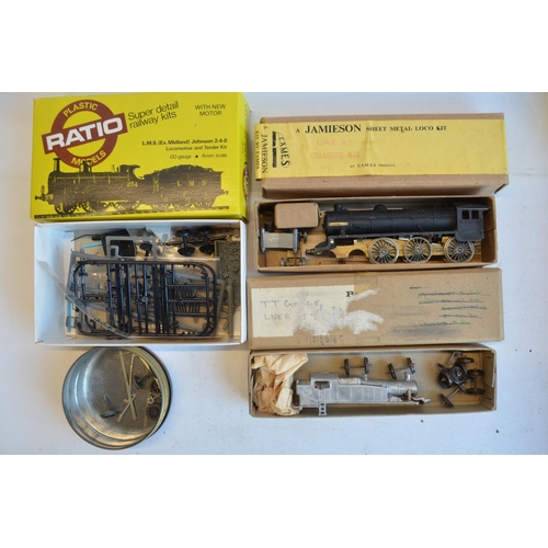 316 - Collection of mostly unbuilt OO, O and TT gauge railway related model kits, mostly plastic but also ... 