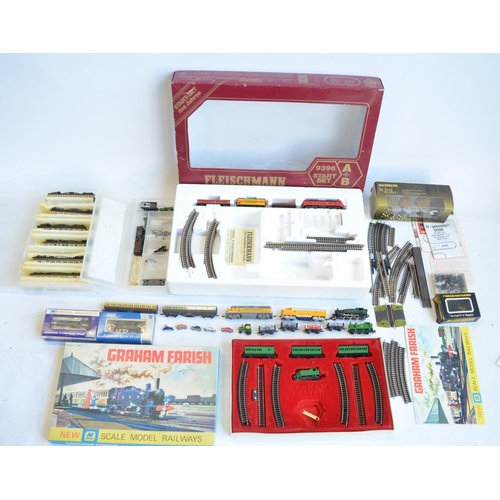 319 - Collection of N gauge railway models to include Fleischmann boxed set 9396 Start Set and Graham Fari... 