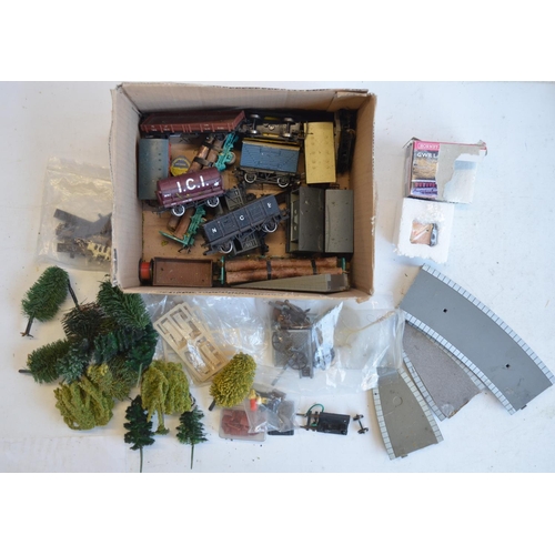 329 - Extensive collection of OO/HO gauge model railway scenic accessories to include figures, trees, buil... 