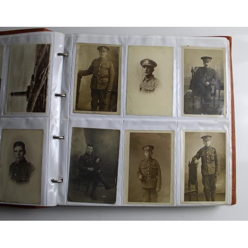 625 - Extensive collection of military postcards with various subjects, soldiers portraits, life in the tr... 