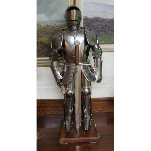 611 - Detailed model of a Tudor suit of armour with double handed broad Sword. H67cm