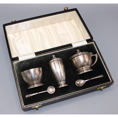 154 - C20th Cased silver cruet set with blue glass liners, Birmingham, 1965, maker s&m, 3.06ozt