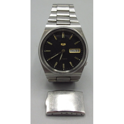 81 - Seiko 5 stainless steel automatic wristwatch with day date, signed black dial, baton hours with cent... 