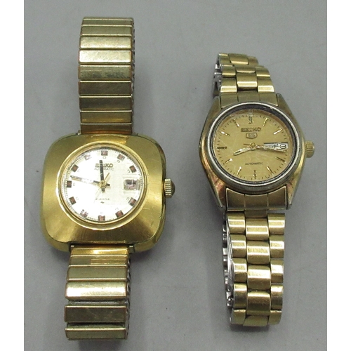 82 - Ladies Seiko gold plated cushion automatic wristwatch with date, signed gold coloured linen finish d... 