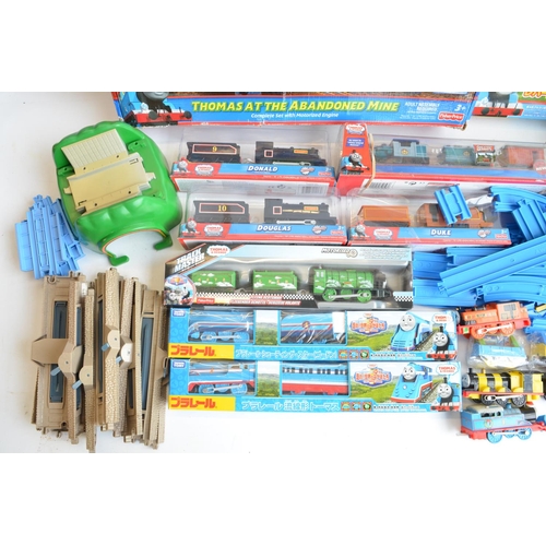 1310 - Collection of mostly Thomas & Friends battery operated plastic model train sets from Tomy and Takara... 