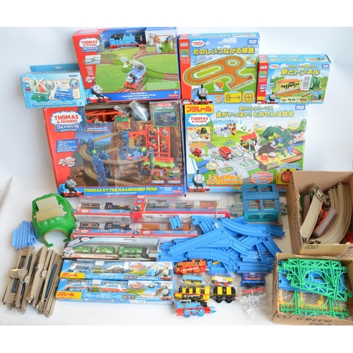 1310 - Collection of mostly Thomas & Friends battery operated plastic model train sets from Tomy and Takara... 