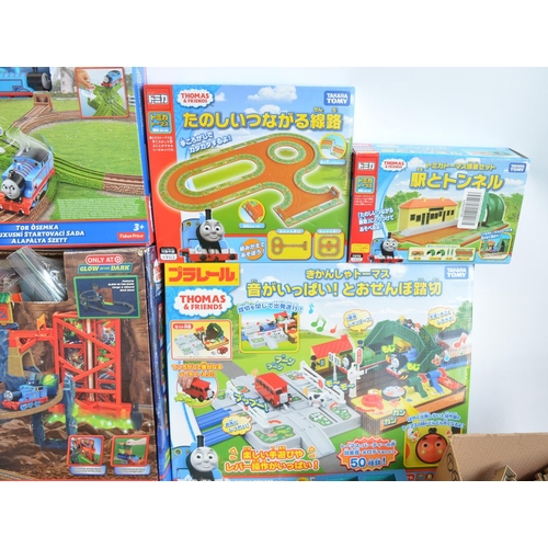 1310 - Collection of mostly Thomas & Friends battery operated plastic model train sets from Tomy and Takara... 