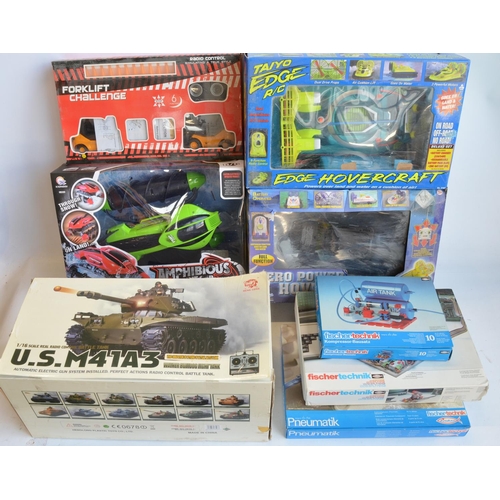 1318 - Collection of radio controlled model sets to include 2x hovercraft, an Amphibious Stunt Car, Forklif... 