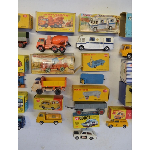 16 - Twenty two boxed vintage diecast vehicle models from Corgi, Dinky and Matchbox to include Corgi 1132... 