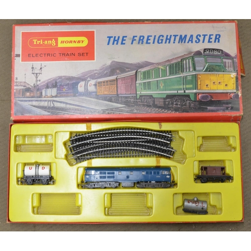 1176 - Selection of OO gauge Hornby Tri-ang railway track and train carriages, etc