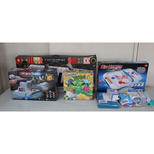 1192 - Selection of child's toys incl. Projex game arcade, Schwarz dancing piano, air hockey game etc. and ... 