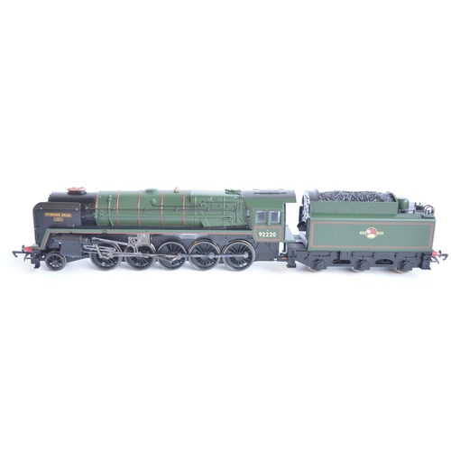 79 - Three OO gauge electric steam train models to include Hornby DDC Ready R2785 BR Green 9F 92220 