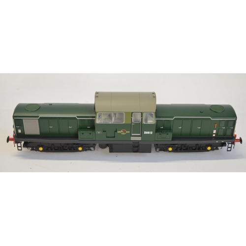 106 - Heljan OO gauge Item 17071 Class 17 diesel-hydraulic locomotive BR green in mint condition with inst... 