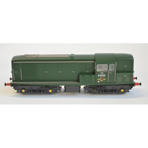 109 - Heljan OO gauge Item 1500 Class 15 diesel electric model locomotive D8200 BR green in mint condition... 