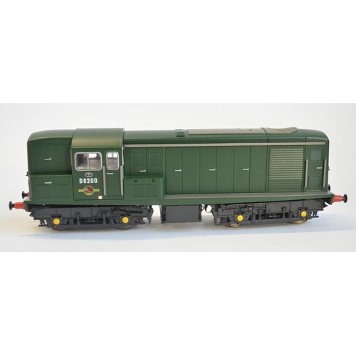 109 - Heljan OO gauge Item 1500 Class 15 diesel electric model locomotive D8200 BR green in mint condition... 