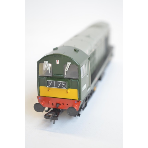 96 - Bachmann DCC Sound OO gauge electric diesel locomotive model 32-033DS Class 20 D8158 BR green livery... 