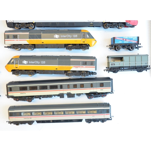 129 - Collection of unboxed OO gauge railway models to include Hornby Virgin HST with power and dummy cars... 