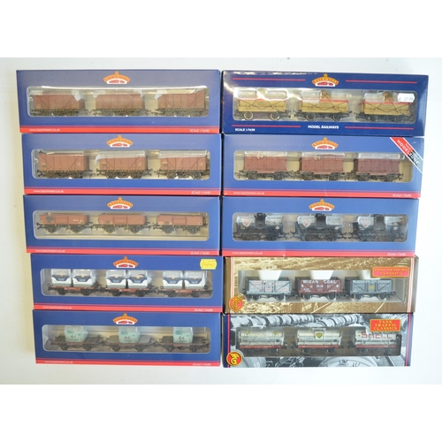 141 - Ten 3 wagon OO gauge multipack goods wagons sets from Bachmann to include tank wagons, high sided st... 