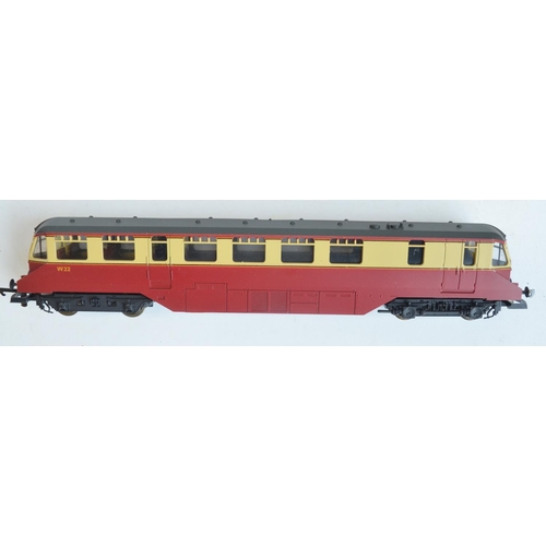 150 - Collection of OO gauge BR maroon and cream passenger coaches and wagons from Hornby, Lima and Bachma... 