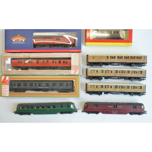 151 - Collection of OO gauge passenger coaches and vans to include boxed Bachmann 39-420 BR Mk1 Post Offic... 