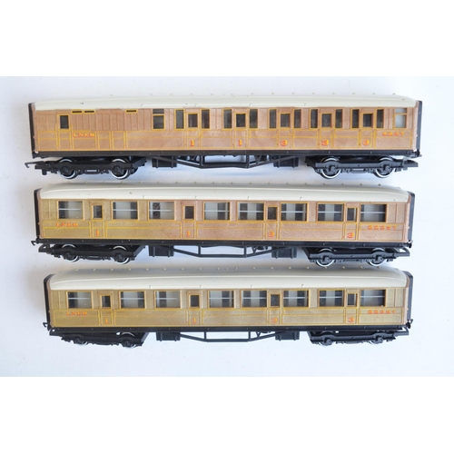 151 - Collection of OO gauge passenger coaches and vans to include boxed Bachmann 39-420 BR Mk1 Post Offic... 