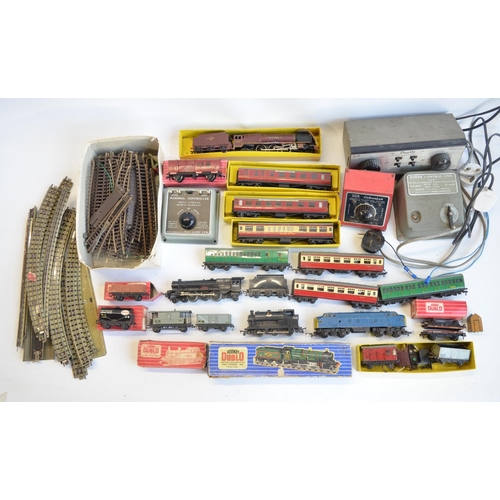 153 - Collection of vintage mostly Hornby Dublo OO gauge railway wagons, locos and accessories to include ... 