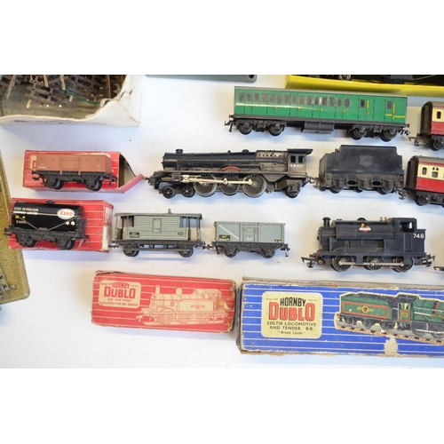 153 - Collection of vintage mostly Hornby Dublo OO gauge railway wagons, locos and accessories to include ... 