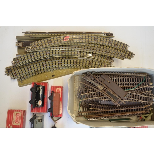 153 - Collection of vintage mostly Hornby Dublo OO gauge railway wagons, locos and accessories to include ... 