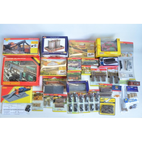 163 - Collection of OO gauge model railway scenic accessories to include Hornby, Hornby Skaledale, Scenix,... 